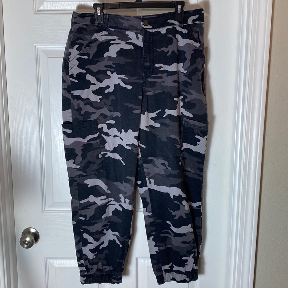 Arizona Jean Women’s Camouflage Cargo Pants elastic waist zipper front closure